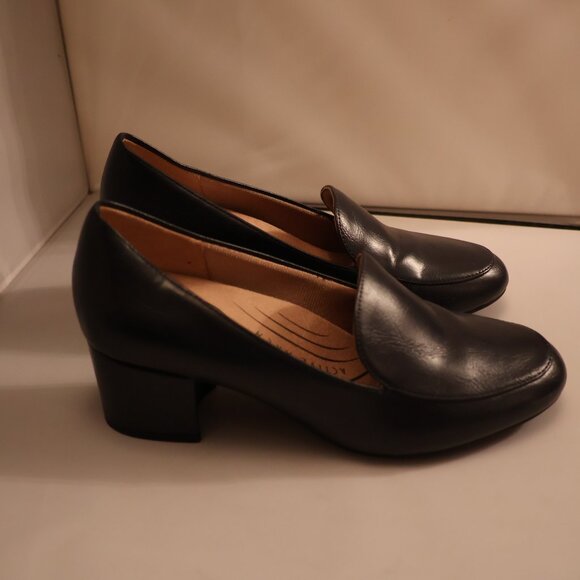 Life Stride Navy Heeled Loafer – 6 Medium – NWOT - Picture 2 of 5